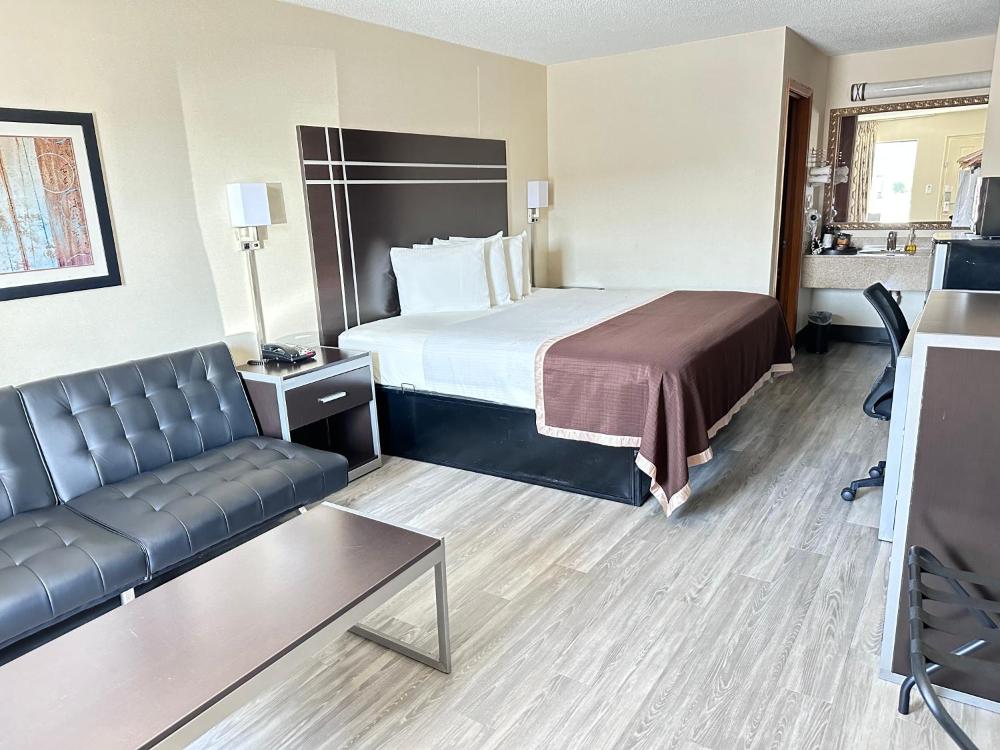 King Room - Non-Smoking interior